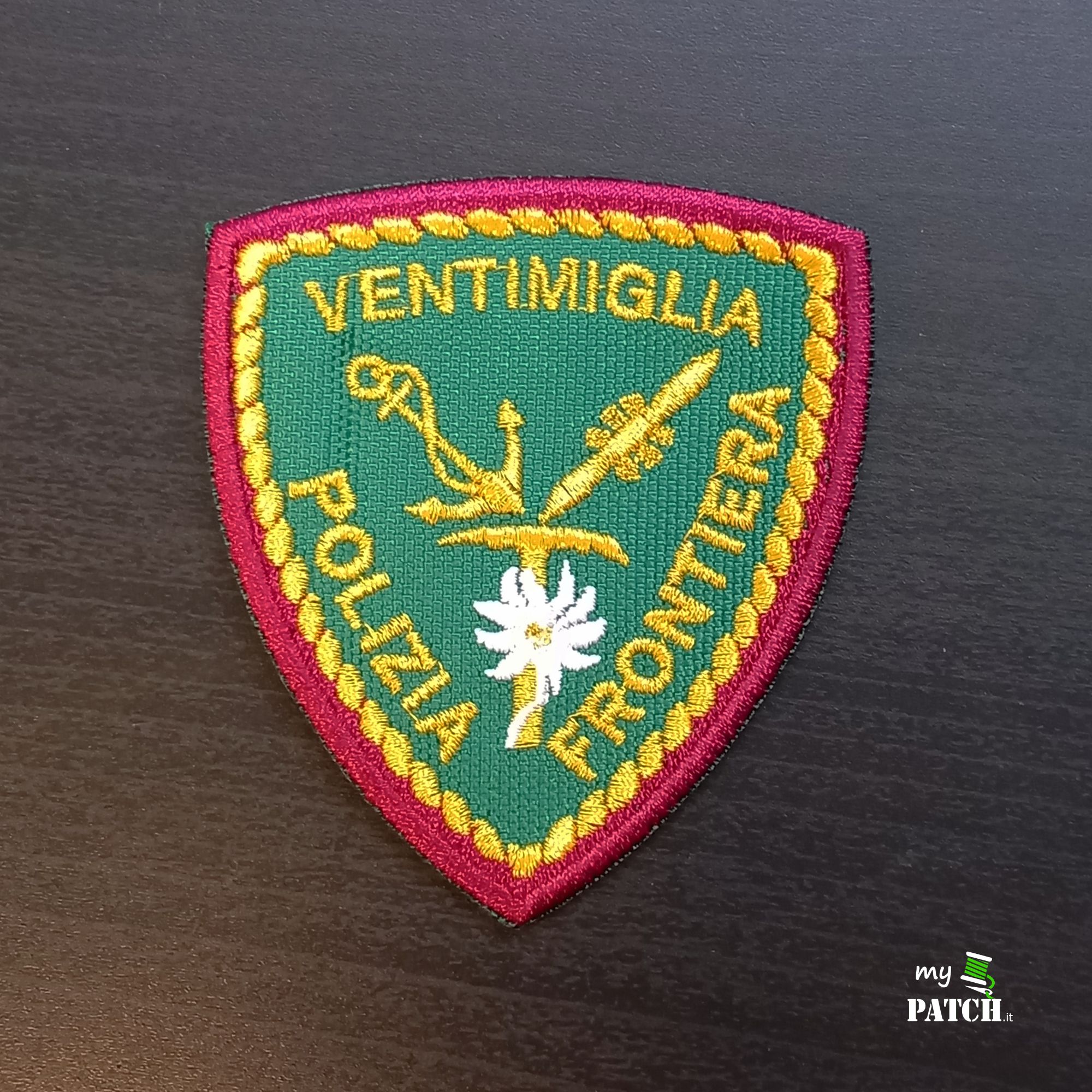 Polizia di frontiera con città